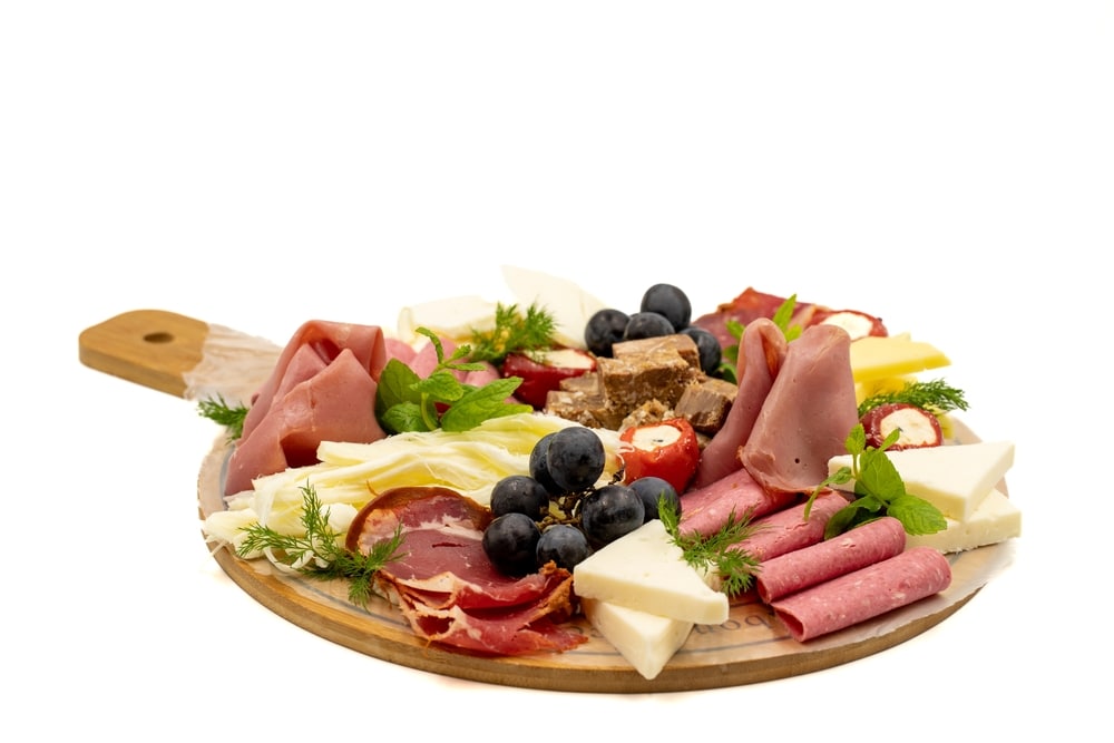 Comment accompagner son plateau de fromages avec des charcuteries